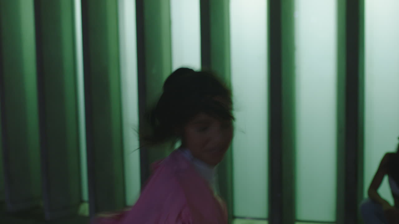 танцующая женщина молодая счастливая уличная танцовщица движется, исполняя фристайл, движется, друзья смотрят, приветствуют, наслаждаются танцами в городе ночью