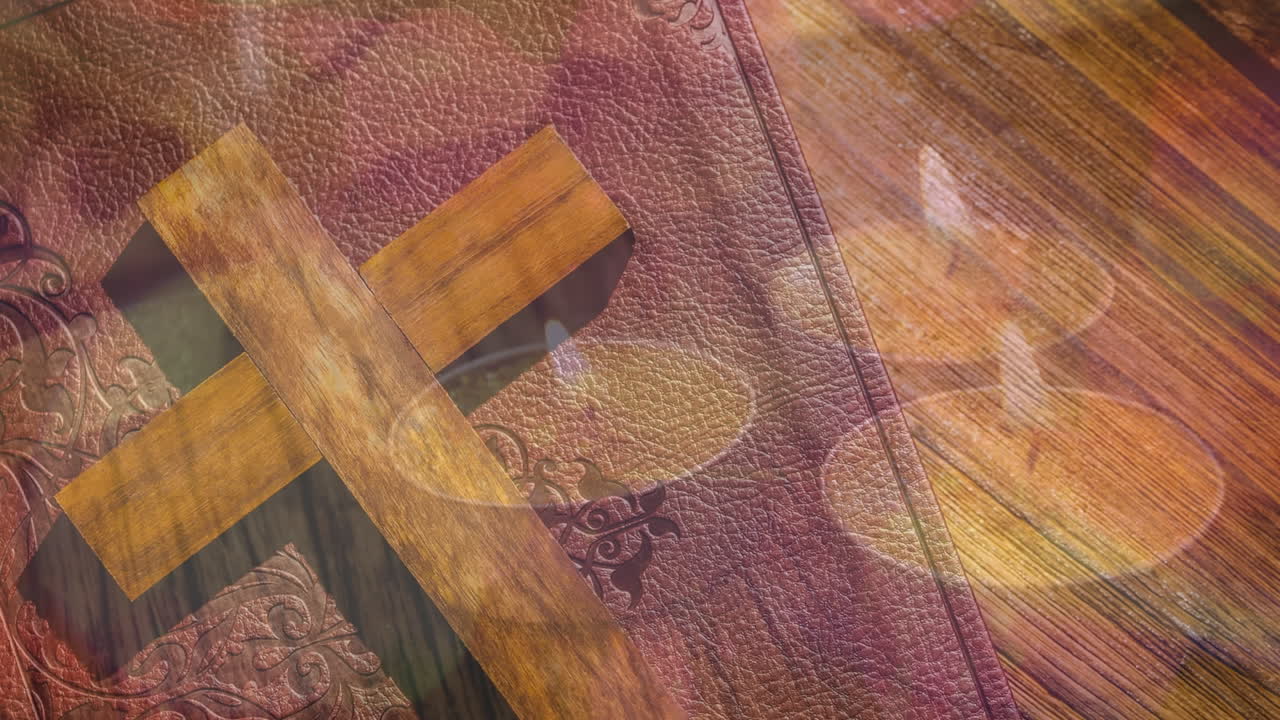video compuesto de velas encendidas en una superficie de madera contra una cruz de madera en la biblia santa