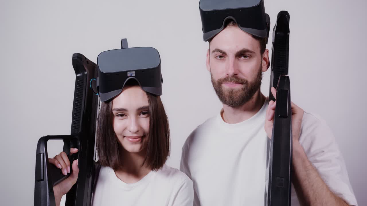 pareja disfrutando de una experiencia de realidad virtual