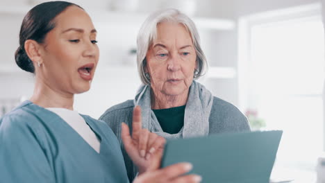 Seniorin,-Hauskrankenschwester-Und-Tablet-Für-Das-Gesundheitswesen