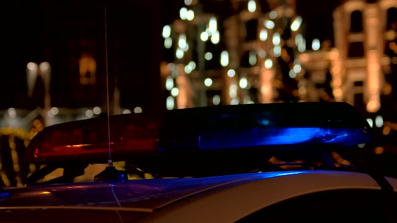 경찰차 사이렌이 파란색으로 박이고 있어요