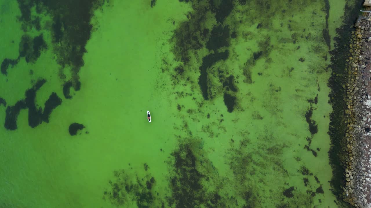 drone de una persona en kayak en los cayos de florida