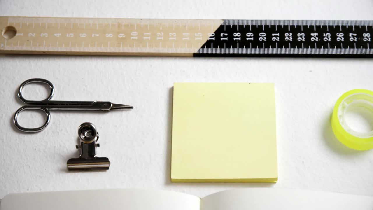 varios artículos de papelería en fondo blanco 4k