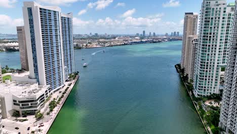 el río miami desemboca en la bahía en miami, florida.