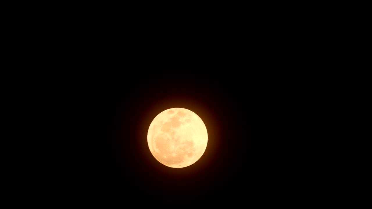 la luna llena se levanta, el lapso de tiempo (equinoccio de otoño) se dispara el 23 de diciembre de 2018.
