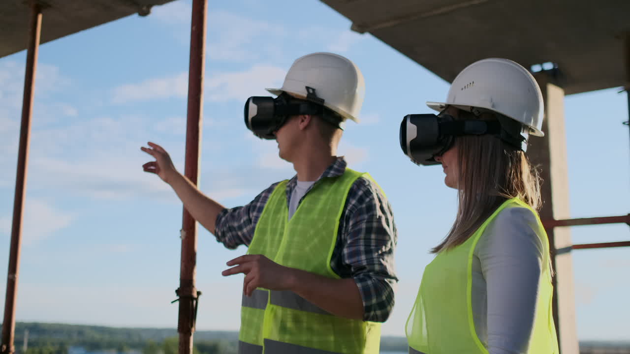 dos trabajadores de la tripulación contemporánea usando vr para visualizar proyectos de pie en un edificio inacabado en el sitio de construcción espacio de copia