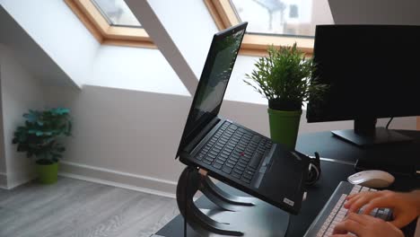 Trabajando-Desde-Casa-En-Una-Laptop-En-Un-Día-Lluvioso-Durante-La-Pandemia