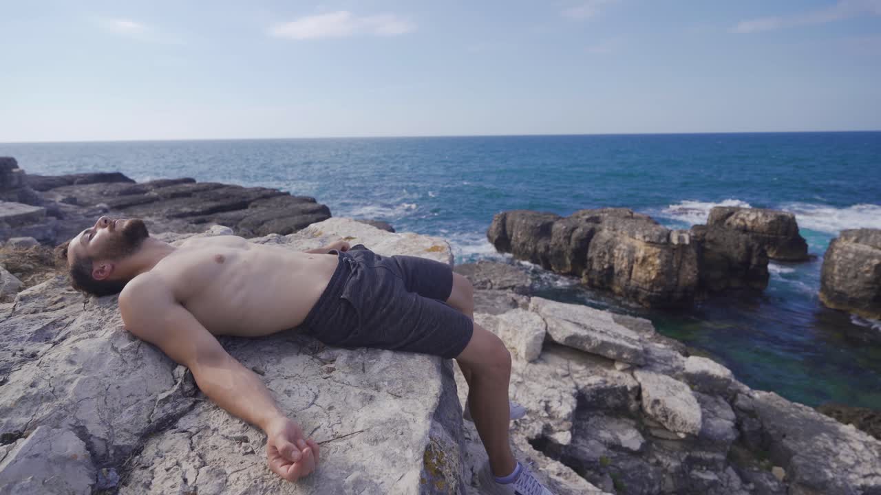 야외에 누워있어요.