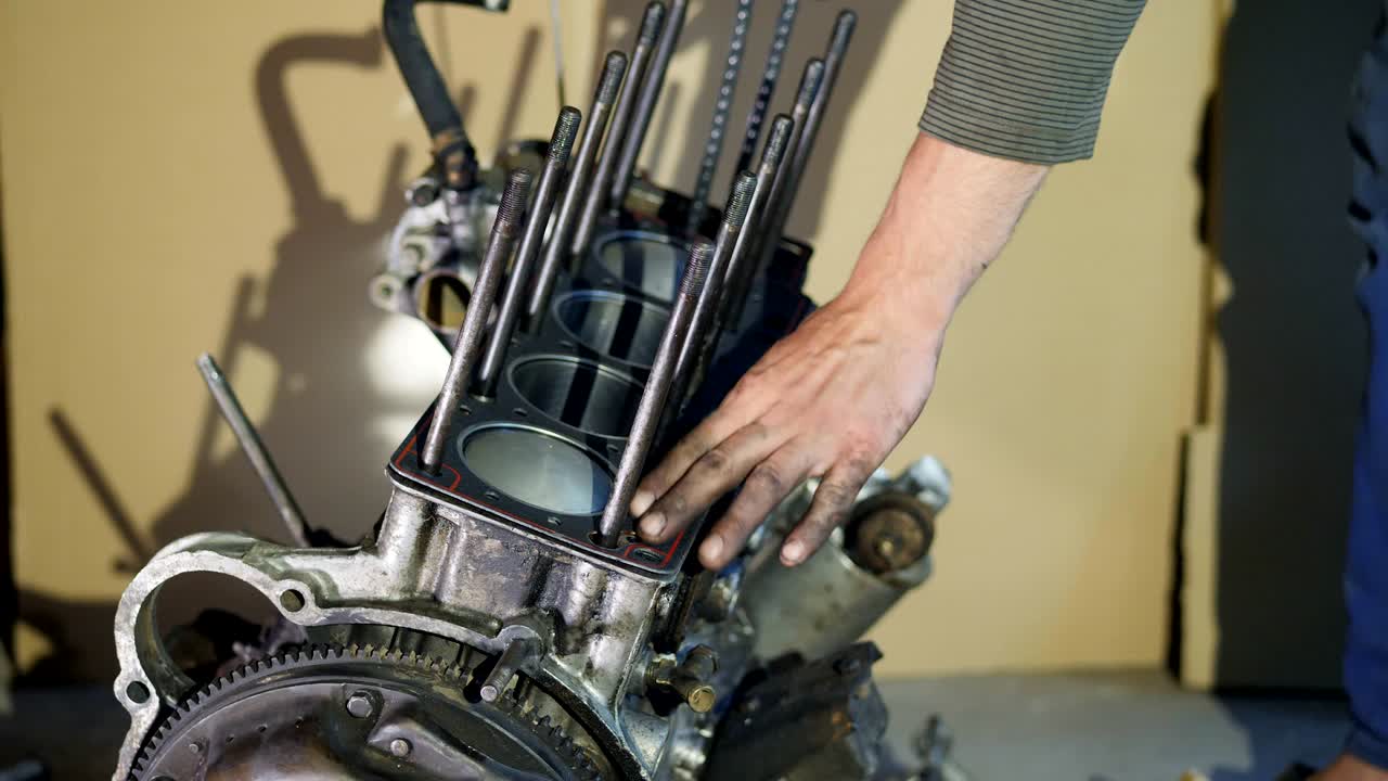 기계공은 엔진 가스켓을 입합니다.