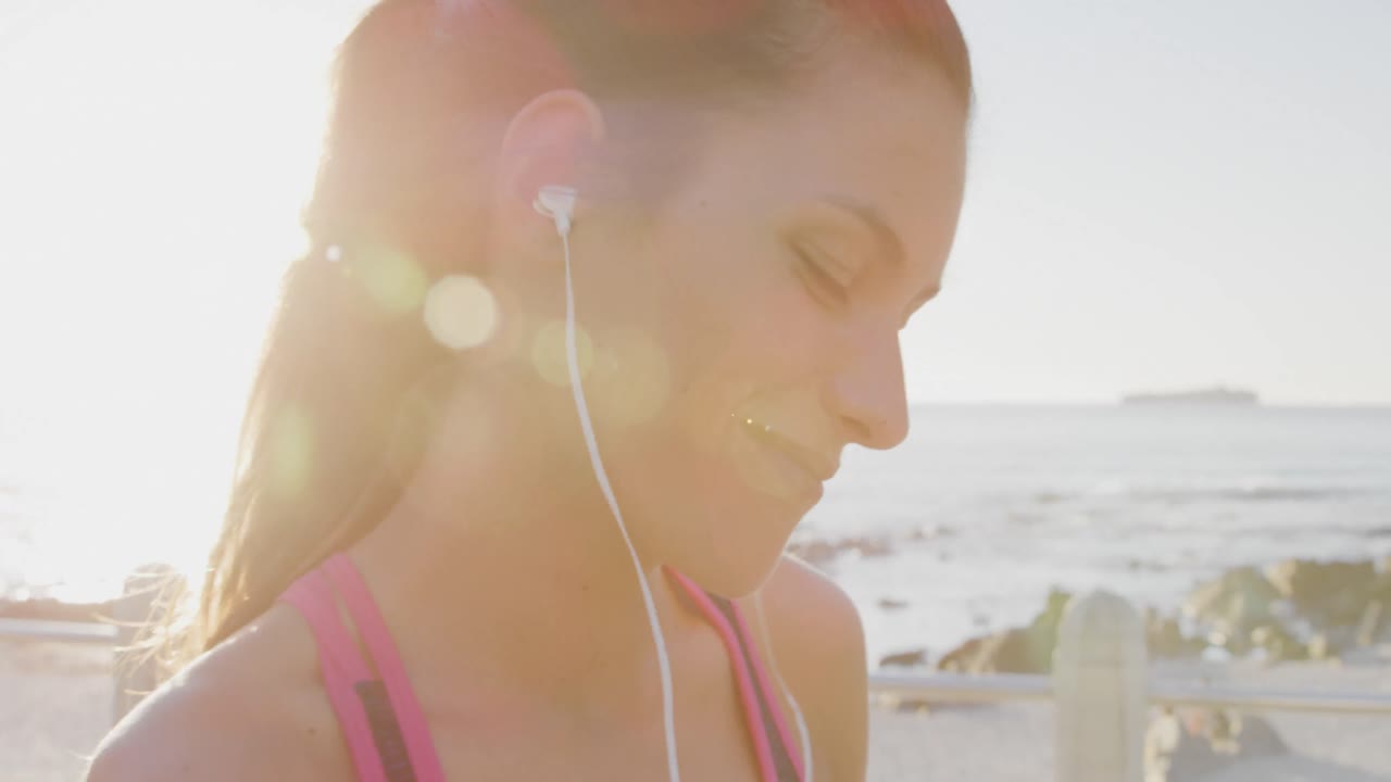mujer joven haciendo ejercicio junto al mar