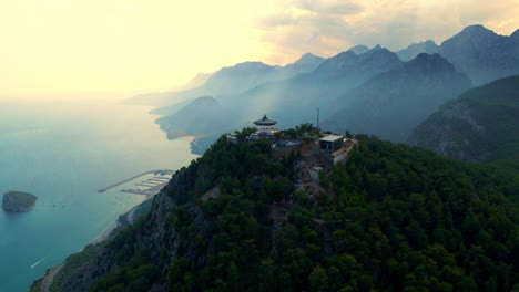 4K-Drohnenvideo-Einer-Tunektepe-Teleferik-Kabelstation-Auf-Dem-Gipfel-Des-Hügels-Mit-Den-Bergen-Im-Hintergrund