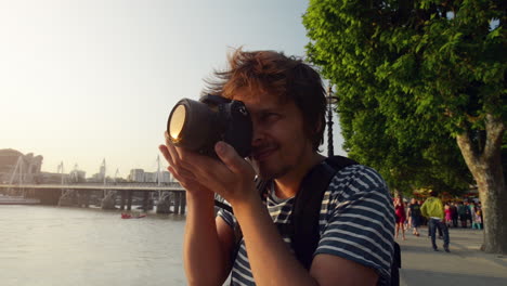 Tourist-travel-photographer-photographing-London-city-at-sunset