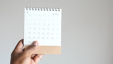 mano con un calendario de enero de 2023