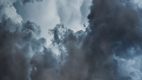 Rayo-Golpeando-A-Través-Del-Cielo-En-Tormenta