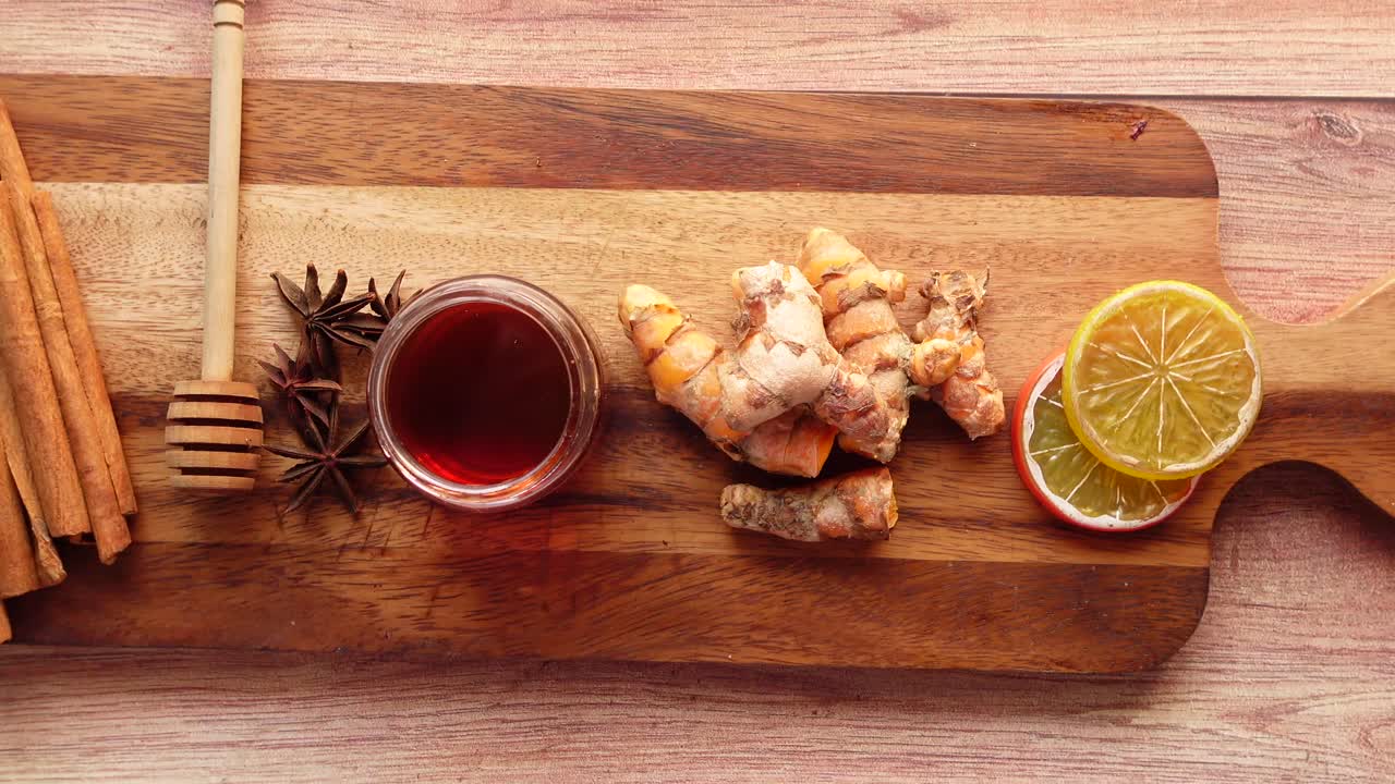 ingredientes de la bebida de cúrcuma, miel y limón