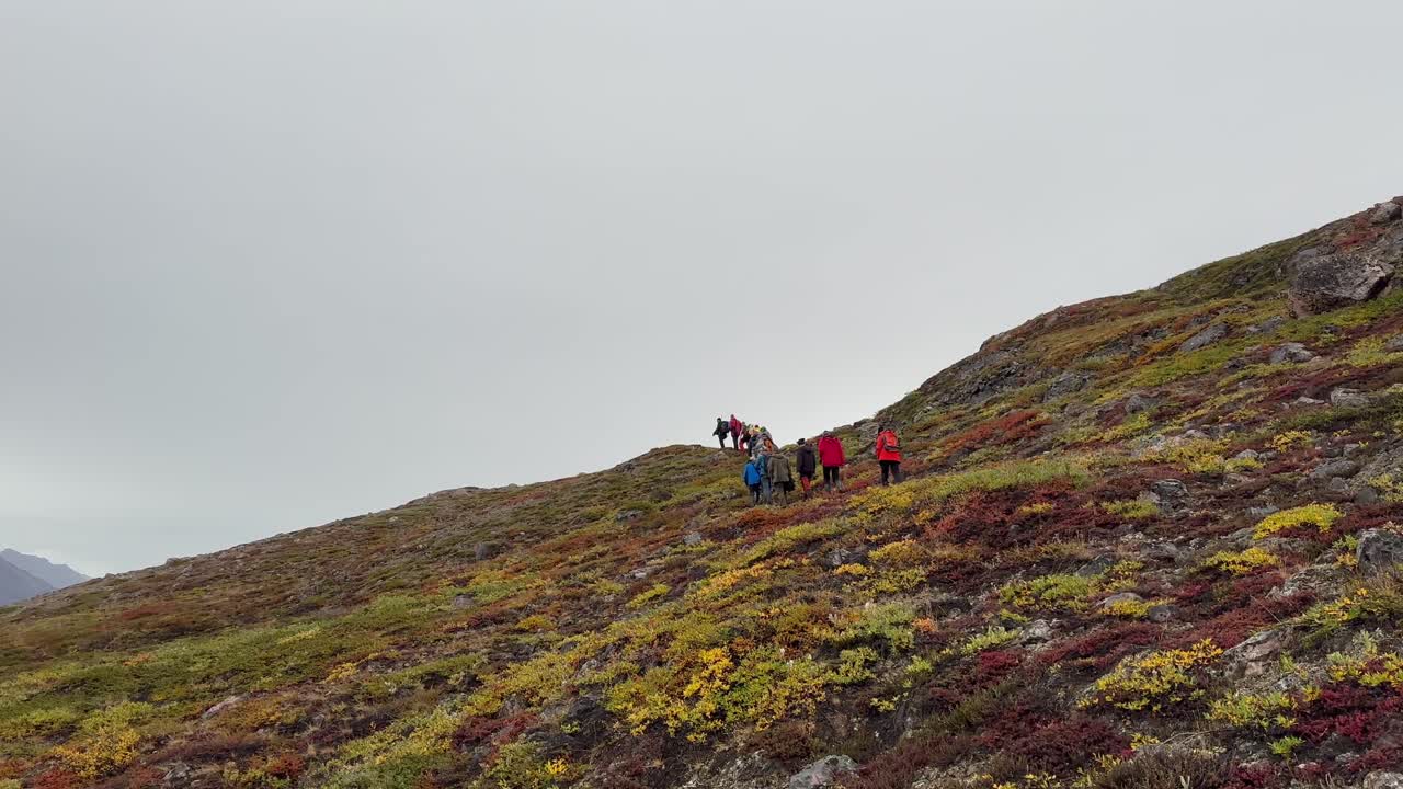 관광객들은 소르테 섬 (블랙 아일랜드) 의 산에서 하이킹을 하고 있습니다.