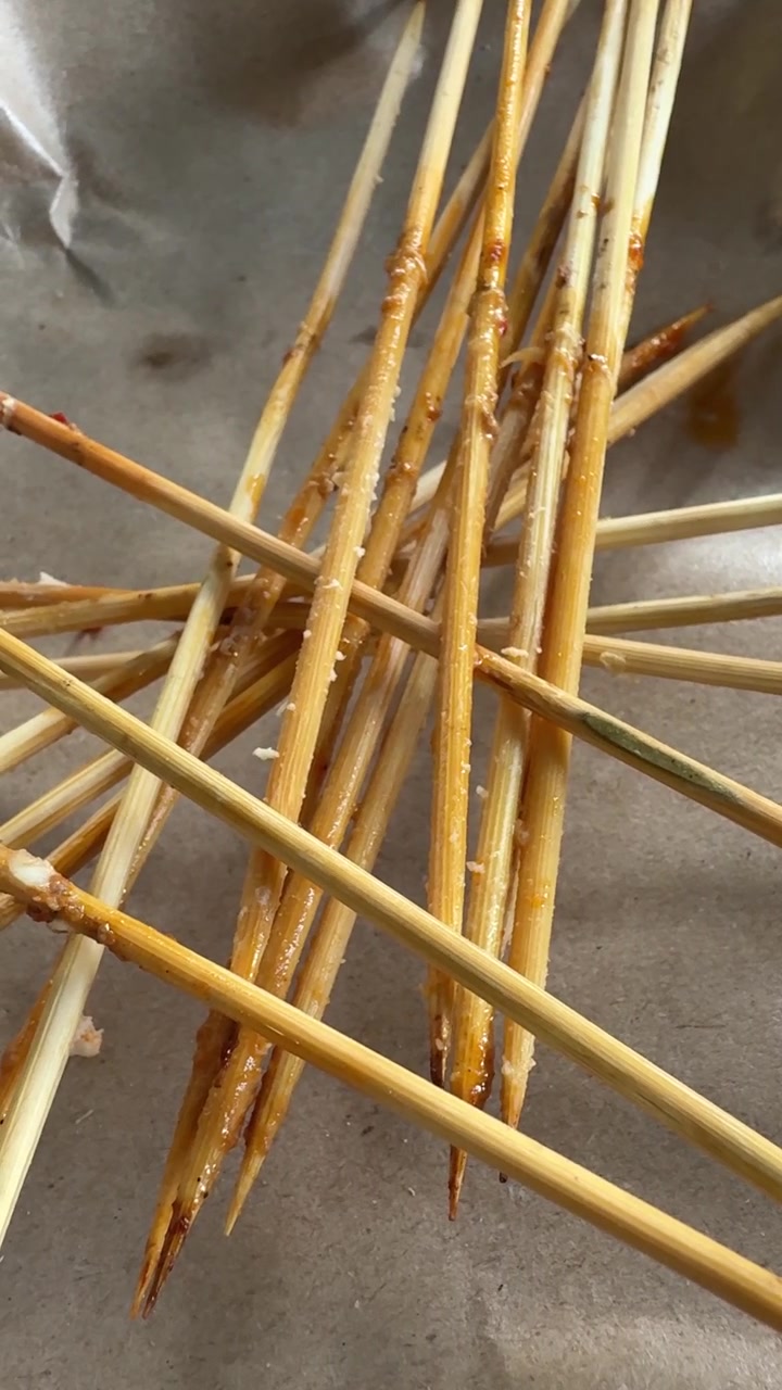 Spiedini di bambù vuoti di satay su carta marrone