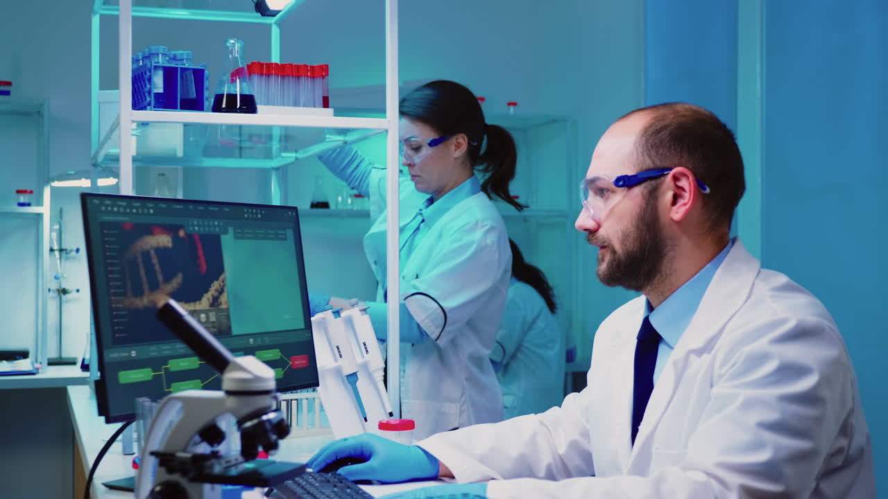 investigadores microbiólogos que trabajan para el desarrollo de vacunas