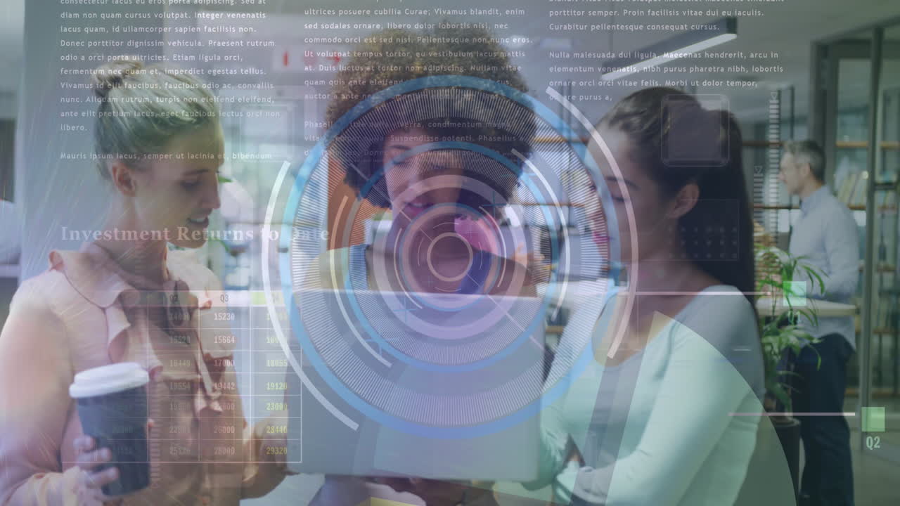 animación de escáner y procesamiento de datos sobre tres mujeres diversas discutiendo en la computadora portátil en la oficina.