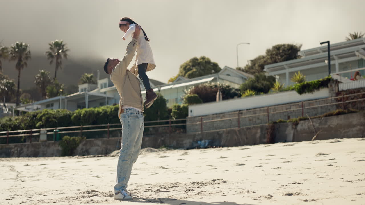 아빠, 해변 게임과 공중에서 아이와 놀고
