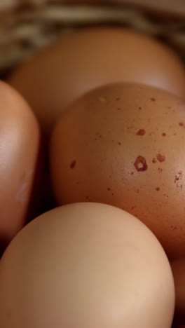 huevos en una canasta de mimbre