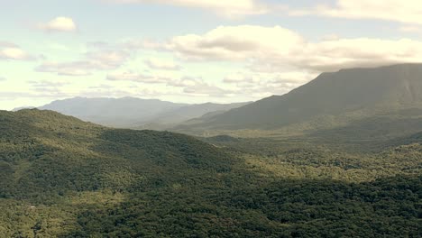 Drohne-Luftbild-über-Sommergrüne-Berge-In-Einem-Amazonas-tropenwald-In-Brasilien