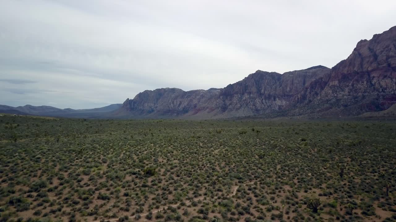 empuje lento aéreo del suelo del desierto en red rock canyon en nevada