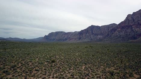 Langsames-Eindrücken-Des-Wüstenbodens-Aus-Der-Luft-Am-Red-Rock-Canyon-In-Nevada