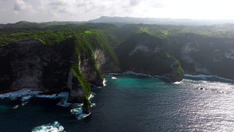 Stunning-coastline-of-Kelingking-Beach-of-Nusa-Penida-island,-Bali-in-Indonesia