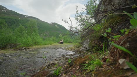 Couple-starts-hike-in-Norway's-lush-mountain-landscape-at-Blåvatnet-Hike-near-Hornindalsætra