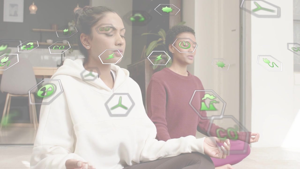 Due donne che meditano su un tappetino viola in casa, con un'app guidata che si avvia e icone esagonali fluttuanti che mappano il respiro.