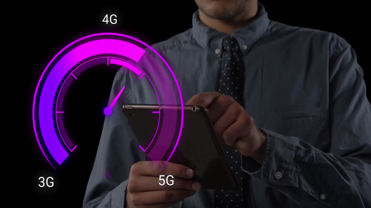 animación del velocímetro púrpura sobre la sección media del hombre de negocios caucásico usando una tableta.