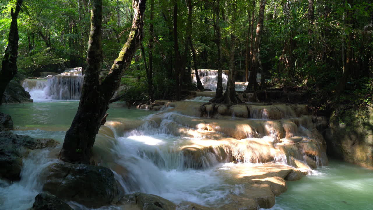 Bella cascata di Erawan a Kanchanaburi in Thailandia