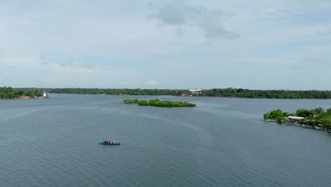 Sambranikodi-islands-in-Ashtamudi-Lake-in-kollam,-drone-shots