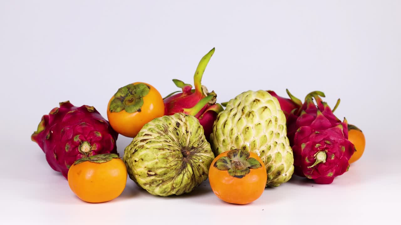 손을 고 과일을 집어 들고