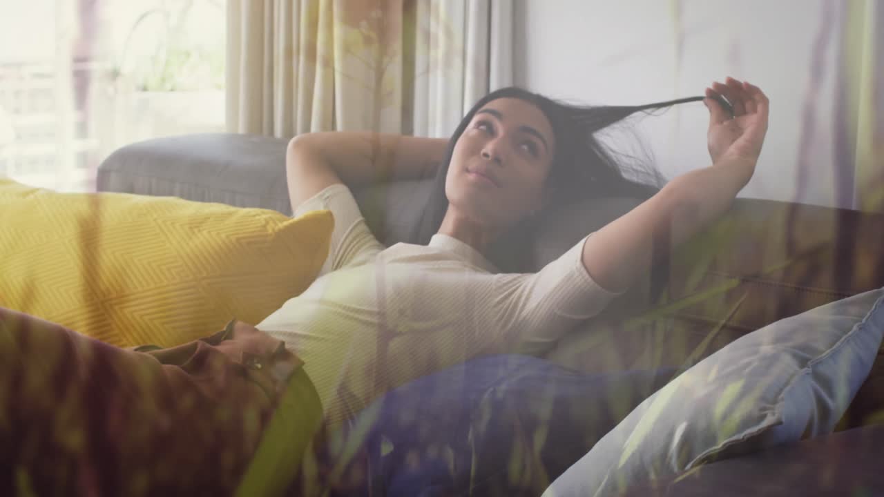 소파에 앉아있는 두 인종 여성 위의 잔디의 애니메이션