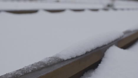 vía de ferrocarril cubierta de nieve en invierno, mostrando la tranquilidad y la quietud de un día nevado