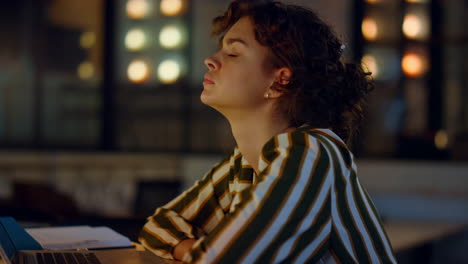 Irritated-woman-working-on-computer-in-office