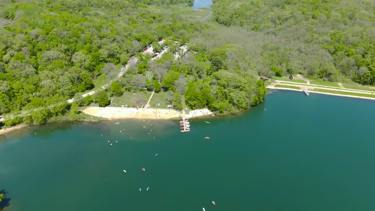 antena de una hermosa playa pequeña en un lago incrustado en las espesas montañas del bosque de wisconsin, estados unidos