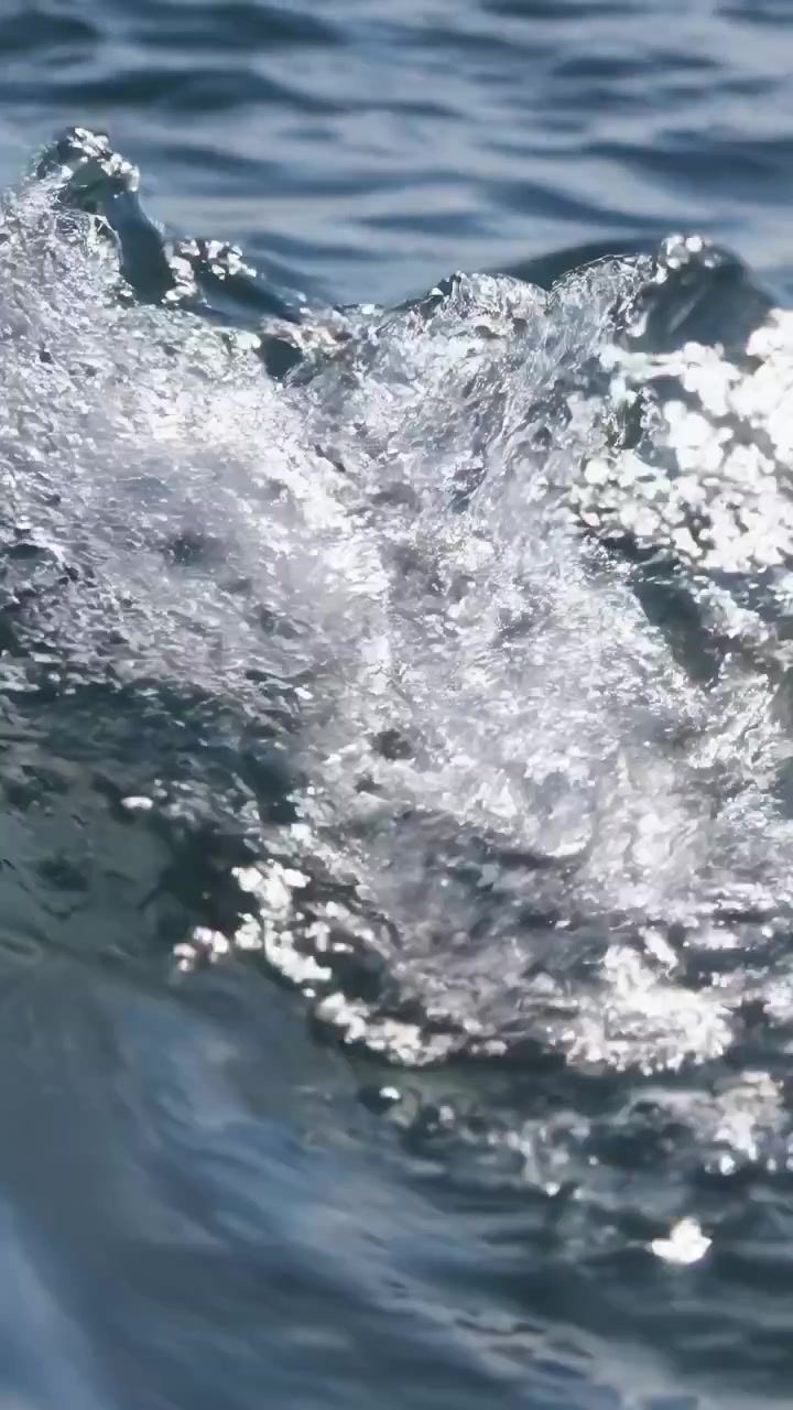 Primo piano di dolci onde oceaniche che si increspano sulla superficie dell'acqua