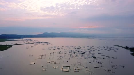 Muñeca-épica-En-Vista-De-Varias-Jaulas-De-Peces-Flotando-En-El-Lago-En-El-Sudeste-Asiático-Al-Amanecer