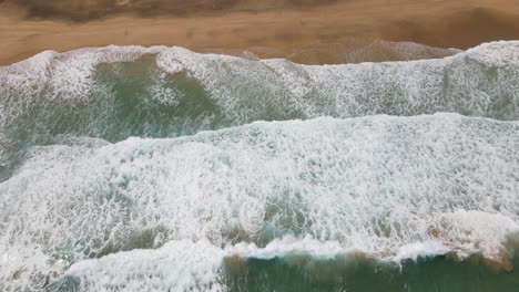 fantástica toma aérea que revela la playa de cofete y las olas rompiendo en la orilla