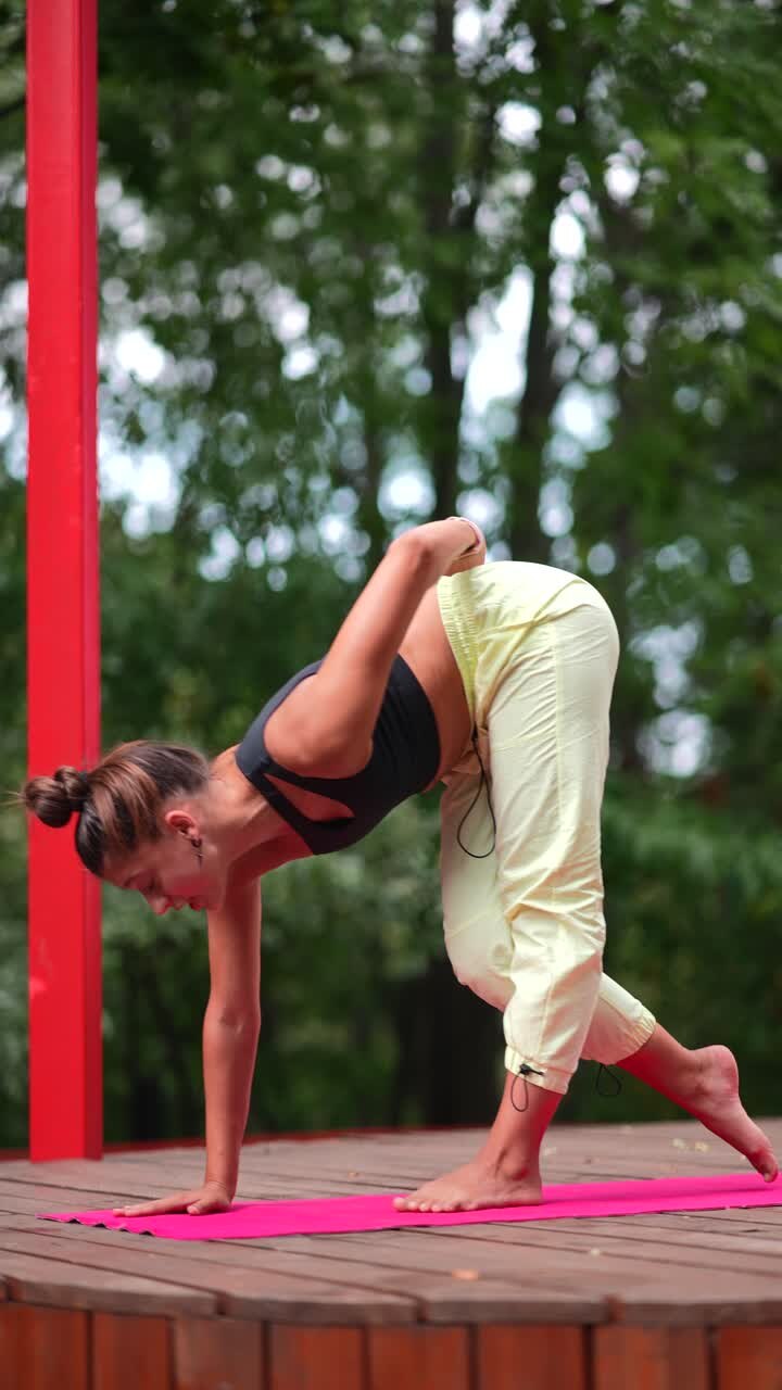 Donna che pratica yoga all'aperto