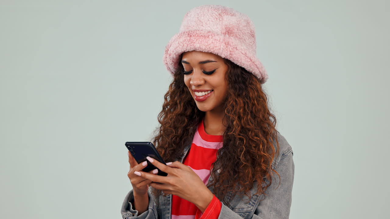 Divertente, donna e che digita al telefono sui social