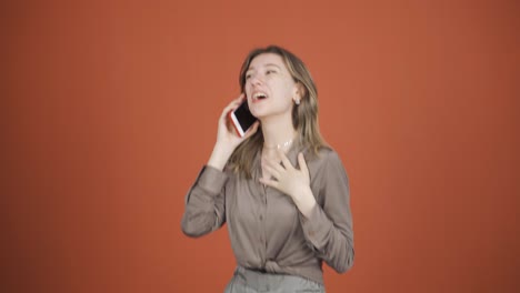 Mujer-Joven-Recibiendo-Evangelio-Por-Teléfono.