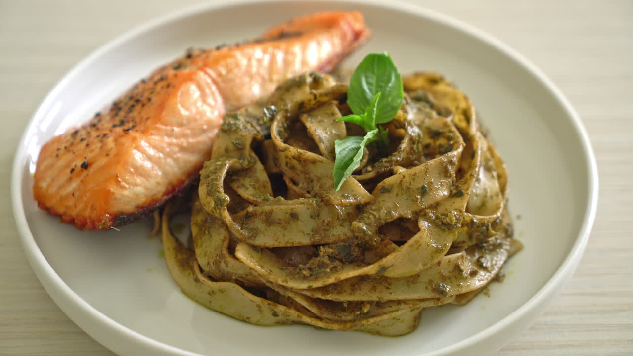구운 연어 필레를 곁들인 홈메이드 페스토 페투치니 스파게티 파스타