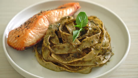 pasta casera de espagueti fettuccine al pesto con filete de salmón a la parrilla