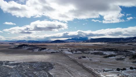 vistas aéreas de drones de una carretera remota en colorado rodeada de rancho