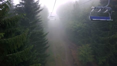 Seilbahnen,-Die-An-Einem-Kalten,-Nebligen-Tag-Im-Herbst-In-Den-Hügeln-Der-Berge-Fahren