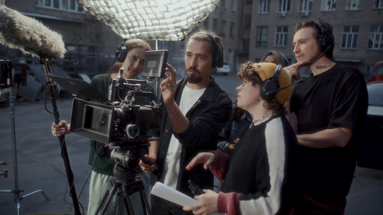 Film Yönetmeni ve Ekibi, Çekim Sırasında Kamera Monitöründe Sahneyi Tartışıyor